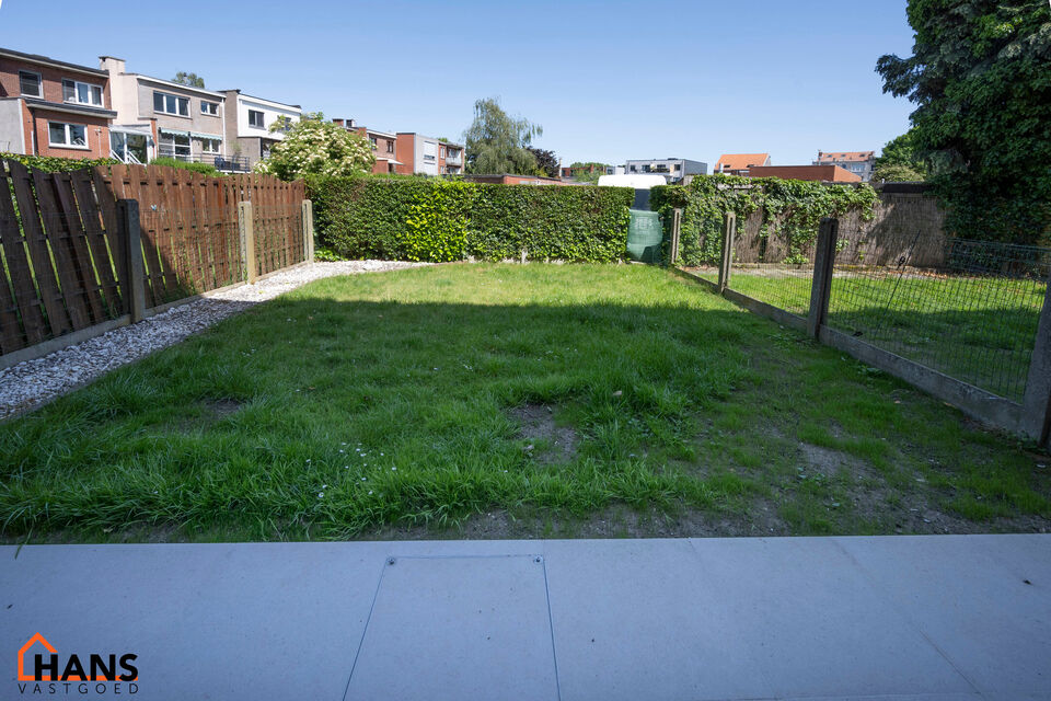 Dit instapklare gelijkvloers appartement bevindt zich op een rustige, maar uiterst centrale ligging. Het appartement werd recent gerenoveerd en beschikt over een inkomhal met vestiairekast, een apart gastentoilet, een ingerichte badkamer, een lichtrijke l