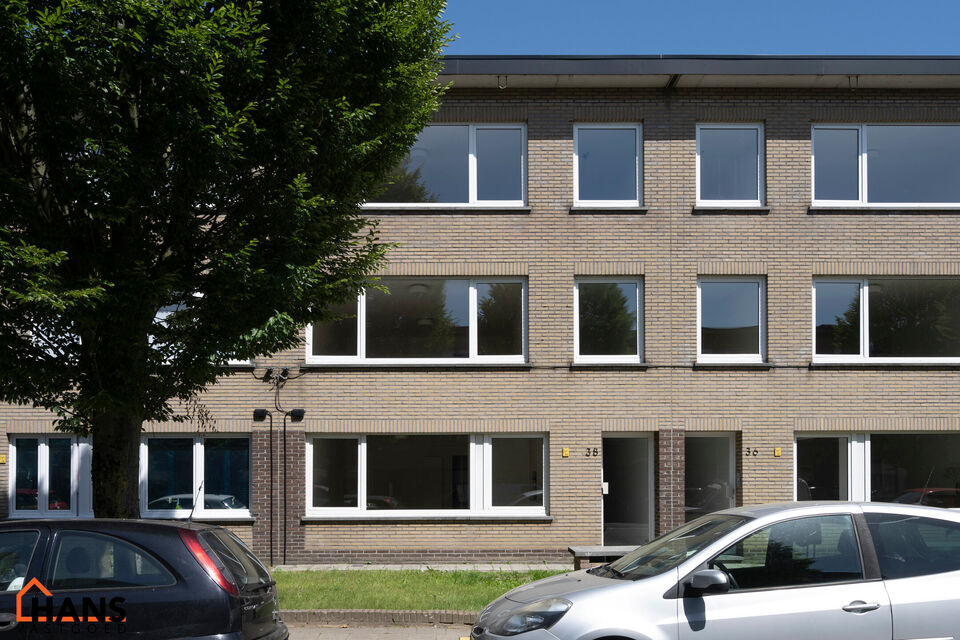 Dit instapklare gelijkvloers appartement bevindt zich op een rustige, maar uiterst centrale ligging. Het appartement werd recent gerenoveerd en beschikt over een inkomhal met vestiairekast, een apart gastentoilet, een ingerichte badkamer, een lichtrijke l
