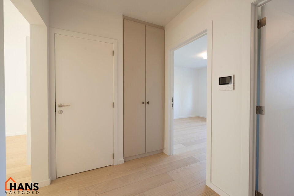 Dit instapklare gelijkvloers appartement bevindt zich op een rustige, maar uiterst centrale ligging. Het appartement werd recent gerenoveerd en beschikt over een inkomhal met vestiairekast, een apart gastentoilet, een ingerichte badkamer, een lichtrijke l