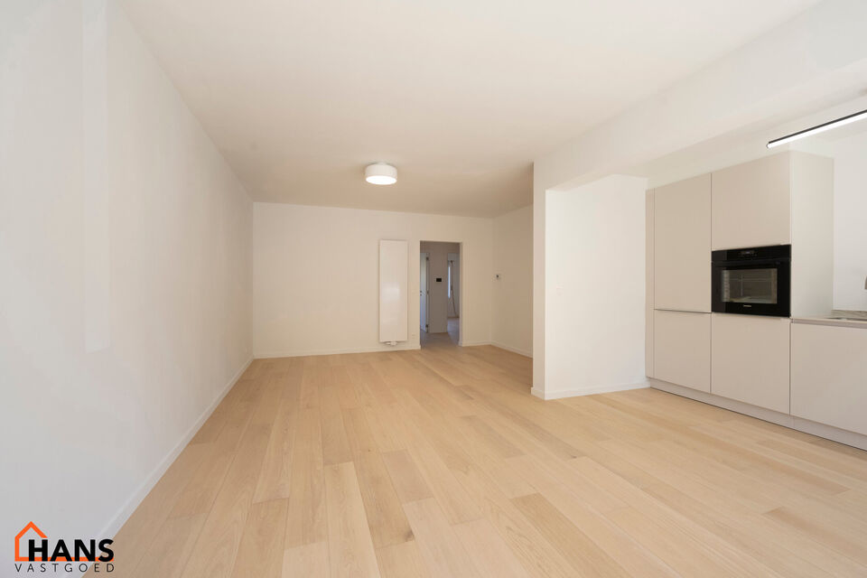 Dit instapklare gelijkvloers appartement bevindt zich op een rustige, maar uiterst centrale ligging. Het appartement werd recent gerenoveerd en beschikt over een inkomhal met vestiairekast, een apart gastentoilet, een ingerichte badkamer, een lichtrijke l
