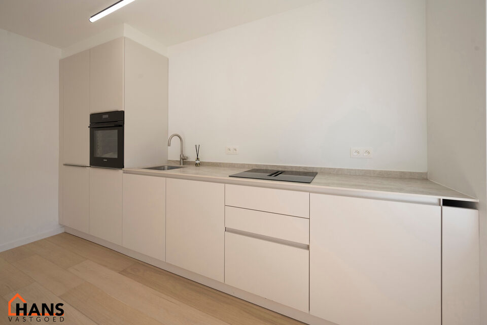Dit instapklare gelijkvloers appartement bevindt zich op een rustige, maar uiterst centrale ligging. Het appartement werd recent gerenoveerd en beschikt over een inkomhal met vestiairekast, een apart gastentoilet, een ingerichte badkamer, een lichtrijke l