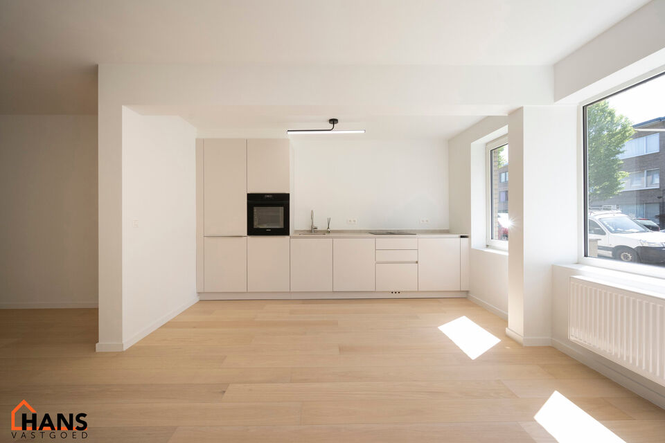 Dit instapklare gelijkvloers appartement bevindt zich op een rustige, maar uiterst centrale ligging. Het appartement werd recent gerenoveerd en beschikt over een inkomhal met vestiairekast, een apart gastentoilet, een ingerichte badkamer, een lichtrijke l
