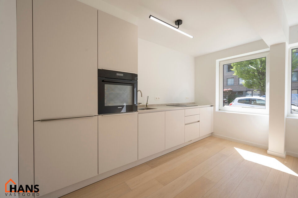 Dit instapklare gelijkvloers appartement bevindt zich op een rustige, maar uiterst centrale ligging. Het appartement werd recent gerenoveerd en beschikt over een inkomhal met vestiairekast, een apart gastentoilet, een ingerichte badkamer, een lichtrijke l