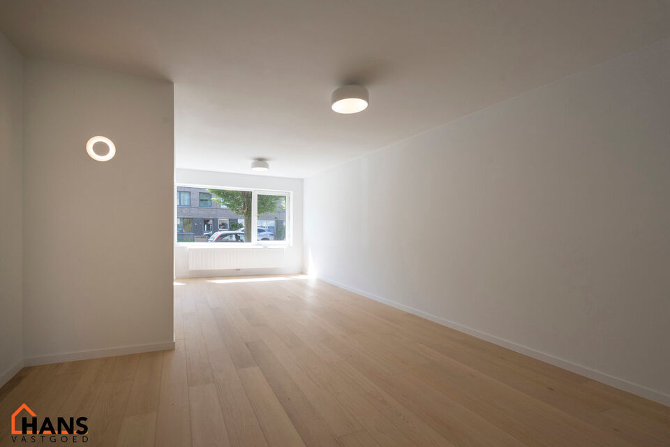 Dit instapklare gelijkvloers appartement bevindt zich op een rustige, maar uiterst centrale ligging. Het appartement werd recent gerenoveerd en beschikt over een inkomhal met vestiairekast, een apart gastentoilet, een ingerichte badkamer, een lichtrijke l