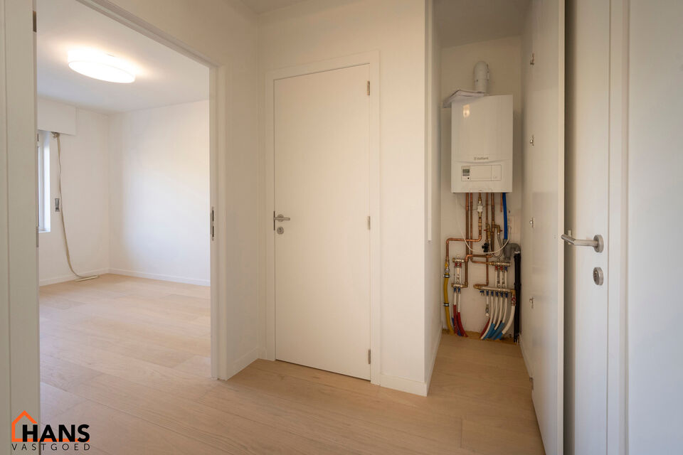 Dit instapklare gelijkvloers appartement bevindt zich op een rustige, maar uiterst centrale ligging. Het appartement werd recent gerenoveerd en beschikt over een inkomhal met vestiairekast, een apart gastentoilet, een ingerichte badkamer, een lichtrijke l