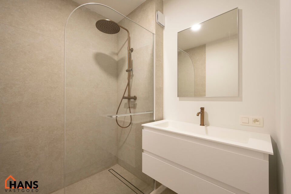 Dit instapklare gelijkvloers appartement bevindt zich op een rustige, maar uiterst centrale ligging. Het appartement werd recent gerenoveerd en beschikt over een inkomhal met vestiairekast, een apart gastentoilet, een ingerichte badkamer, een lichtrijke l