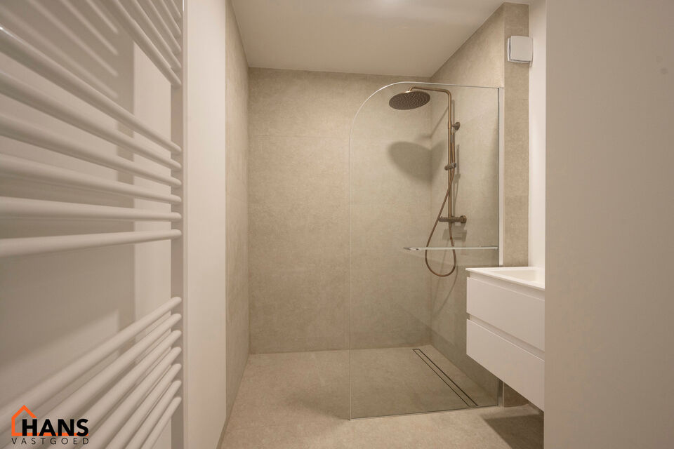Dit instapklare gelijkvloers appartement bevindt zich op een rustige, maar uiterst centrale ligging. Het appartement werd recent gerenoveerd en beschikt over een inkomhal met vestiairekast, een apart gastentoilet, een ingerichte badkamer, een lichtrijke l