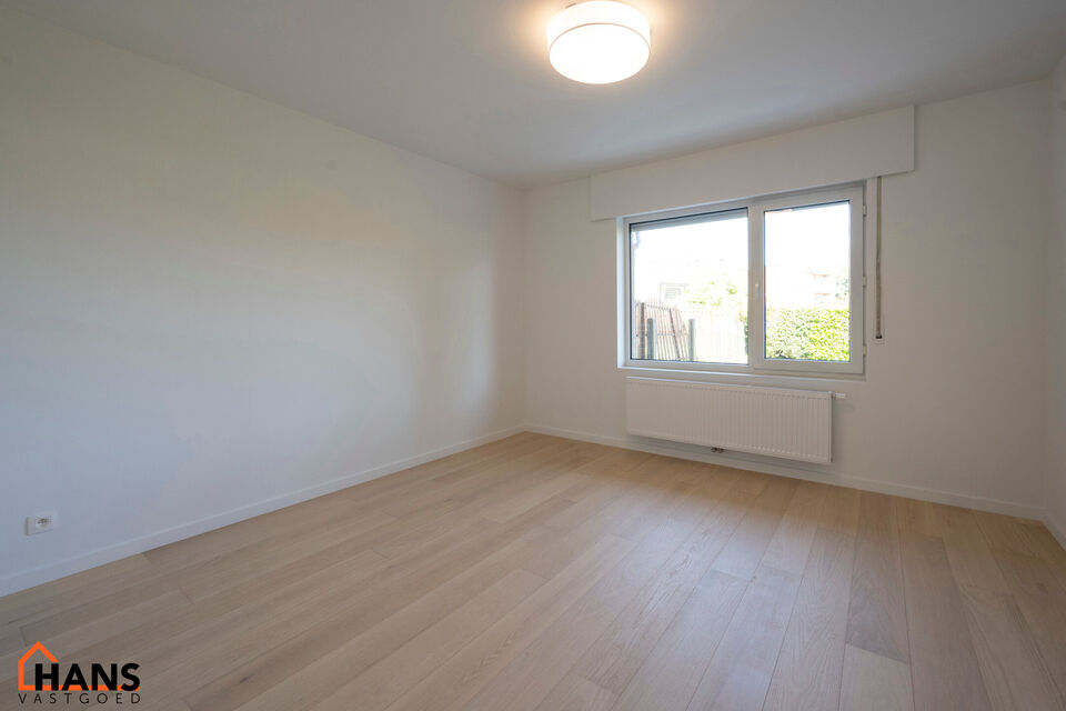 Dit instapklare gelijkvloers appartement bevindt zich op een rustige, maar uiterst centrale ligging. Het appartement werd recent gerenoveerd en beschikt over een inkomhal met vestiairekast, een apart gastentoilet, een ingerichte badkamer, een lichtrijke l