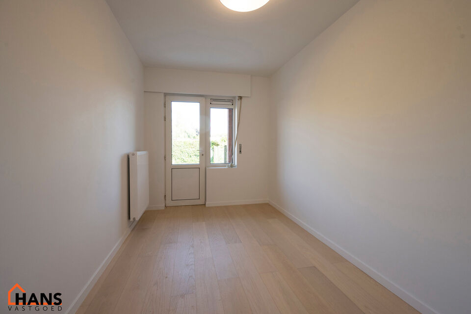 Dit instapklare gelijkvloers appartement bevindt zich op een rustige, maar uiterst centrale ligging. Het appartement werd recent gerenoveerd en beschikt over een inkomhal met vestiairekast, een apart gastentoilet, een ingerichte badkamer, een lichtrijke l