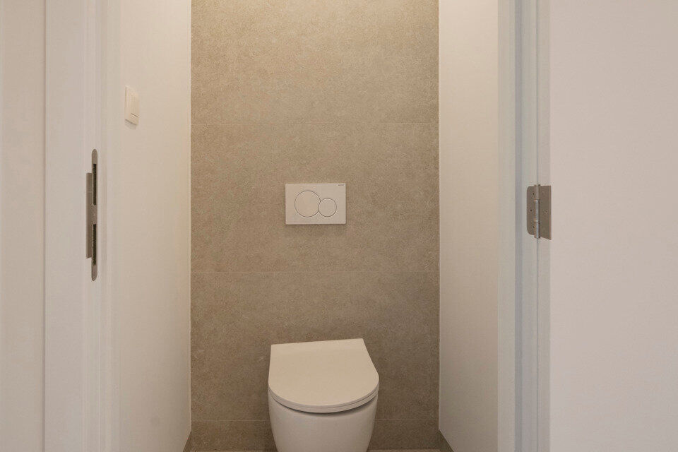 Dit instapklare gelijkvloers appartement bevindt zich op een rustige, maar uiterst centrale ligging. Het appartement werd recent gerenoveerd en beschikt over een inkomhal met vestiairekast, een apart gastentoilet, een ingerichte badkamer, een lichtrijke l