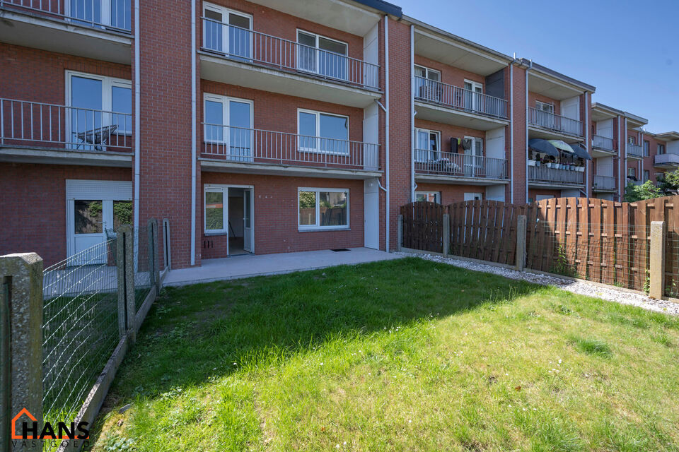 Dit instapklare gelijkvloers appartement bevindt zich op een rustige, maar uiterst centrale ligging. Het appartement werd recent gerenoveerd en beschikt over een inkomhal met vestiairekast, een apart gastentoilet, een ingerichte badkamer, een lichtrijke l