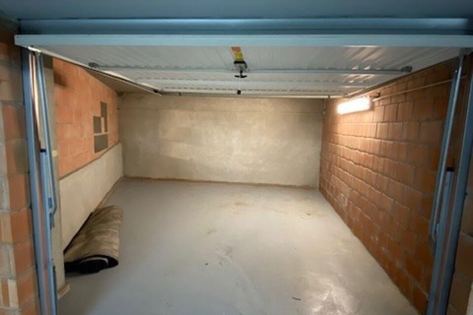 Deze garagebox bevindt zich ondergronds op -1; heeft een hoogte van 1,90 m - breedte aan de kant van de poort 3 m; diepte 5 m en breedte achteraan 5,15 m.
Aangezien de garagebox afzonderlijk wordt verhuurd, is een BTW van 21% verschuldigd bovenop de huurp