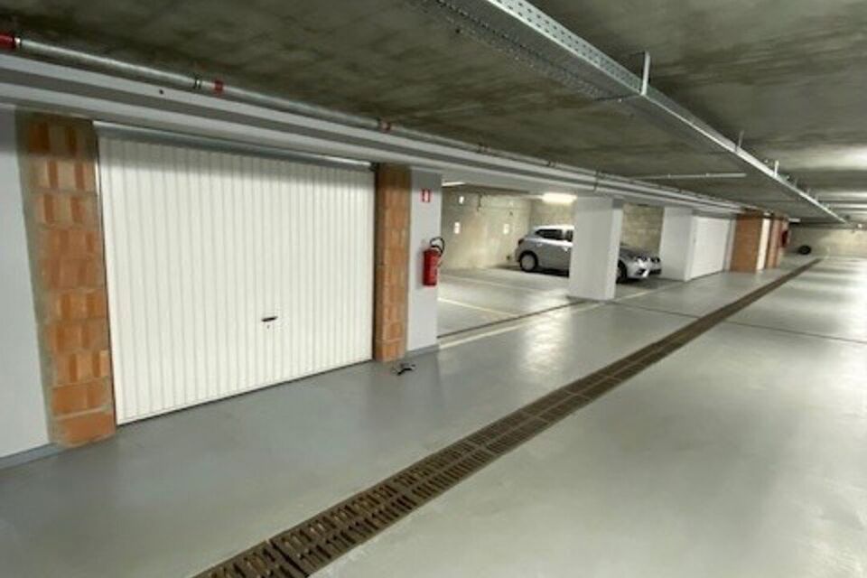 Deze garagebox bevindt zich ondergronds op -1; heeft een hoogte van 1,90 m - breedte aan de kant van de poort 3 m; diepte 5 m en breedte achteraan 5,15 m.
Aangezien de garagebox afzonderlijk wordt verhuurd, is een BTW van 21% verschuldigd bovenop de huurp