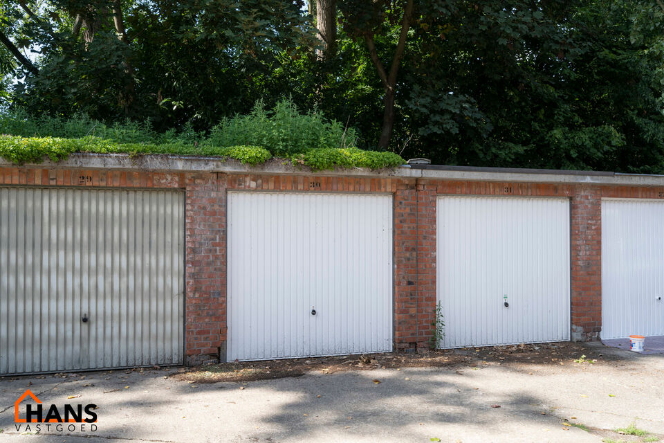 Individuele garagebox.
Huurwaarborg bedraagt 3 maanden huur.
Aangezien de garagebox afzonderlijk wordt verhuurd, is een BTW van 21% verschuldigd bovenop de huurprijs.

Een bezoek ter plaatse kunt u enkel online reserveren op www.hansvastgoed.com.
Voor mee