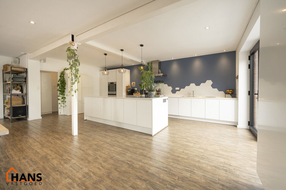 IN OPTIE !! Op zoek naar een gezinswoning met karakter én moderne voorzieningen? Deze centraal en gunstig gelegen halfopen bebouwing heeft het allemaal.

Bij aankomst geniet u van een oprit met laadpaal en twee parkeerplaatsen. Binnen wacht een lichte le