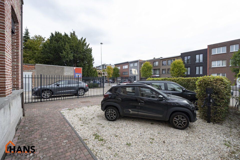 IN OPTIE !! Op zoek naar een gezinswoning met karakter én moderne voorzieningen? Deze centraal en gunstig gelegen halfopen bebouwing heeft het allemaal.

Bij aankomst geniet u van een oprit met laadpaal en twee parkeerplaatsen. Binnen wacht een lichte le