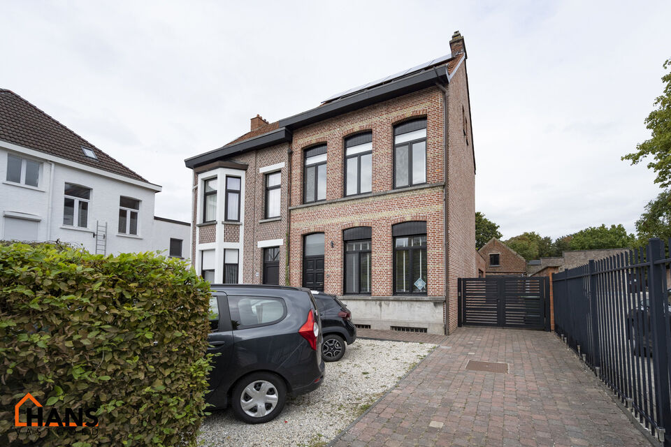 IN OPTIE !! Op zoek naar een gezinswoning met karakter én moderne voorzieningen? Deze centraal en gunstig gelegen halfopen bebouwing heeft het allemaal.

Bij aankomst geniet u van een oprit met laadpaal en twee parkeerplaatsen. Binnen wacht een lichte le