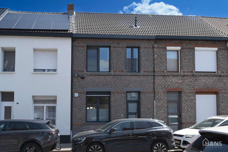 Deze instapklare woning omvat: Inkomhal; apart toilet; leefruimte; volledig ge&iuml;nstalleerde keuken met kasten, kookplaat, vaatwasser, oven, koelkast en diepvriezer; dressing; 2 slaapkamers; badkamer met aansluiting voor wasmachine en droogkast; tuin met t