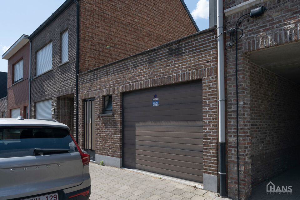 Deze instapklare woning omvat: Inkomhal; apart toilet; leefruimte; volledig ge&iuml;nstalleerde keuken met kasten, kookplaat, vaatwasser, oven, koelkast en diepvriezer; dressing; 2 slaapkamers; badkamer met aansluiting voor wasmachine en droogkast; tuin met t