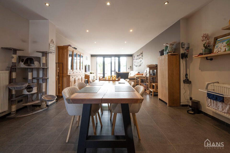 Deze instapklare woning omvat: Inkomhal; apart toilet; leefruimte; volledig ge&iuml;nstalleerde keuken met kasten, kookplaat, vaatwasser, oven, koelkast en diepvriezer; dressing; 2 slaapkamers; badkamer met aansluiting voor wasmachine en droogkast; tuin met t