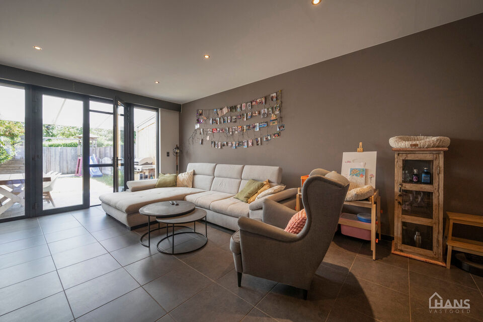 Deze instapklare woning omvat: Inkomhal; apart toilet; leefruimte; volledig ge&iuml;nstalleerde keuken met kasten, kookplaat, vaatwasser, oven, koelkast en diepvriezer; dressing; 2 slaapkamers; badkamer met aansluiting voor wasmachine en droogkast; tuin met t