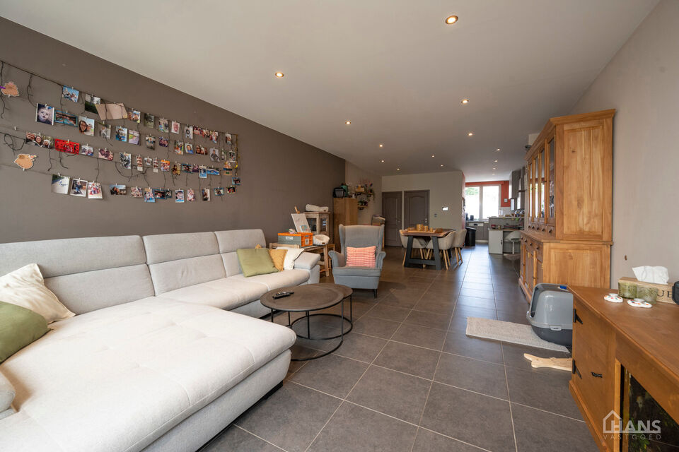 Deze instapklare woning omvat: Inkomhal; apart toilet; leefruimte; volledig ge&iuml;nstalleerde keuken met kasten, kookplaat, vaatwasser, oven, koelkast en diepvriezer; dressing; 2 slaapkamers; badkamer met aansluiting voor wasmachine en droogkast; tuin met t