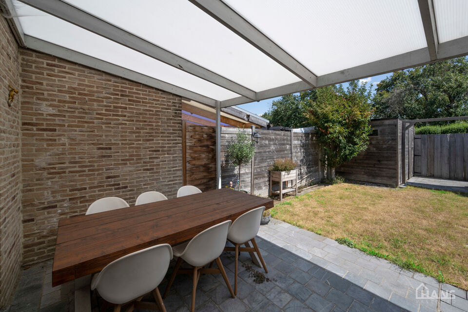 Deze instapklare woning omvat: Inkomhal; apart toilet; leefruimte; volledig ge&iuml;nstalleerde keuken met kasten, kookplaat, vaatwasser, oven, koelkast en diepvriezer; dressing; 2 slaapkamers; badkamer met aansluiting voor wasmachine en droogkast; tuin met t