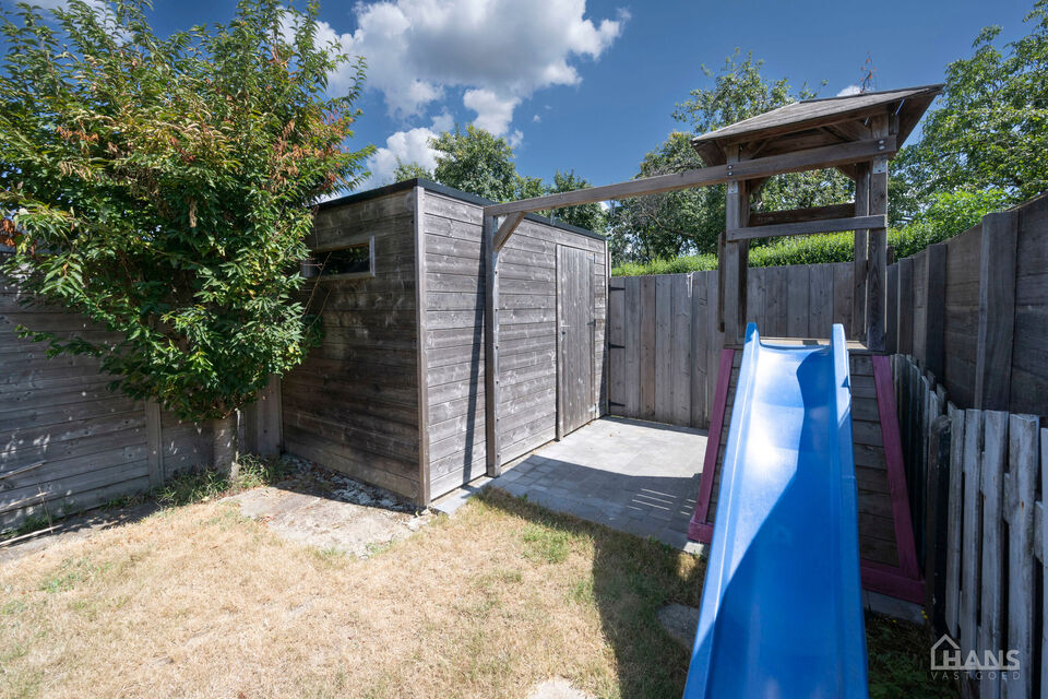 Deze instapklare woning omvat: Inkomhal; apart toilet; leefruimte; volledig ge&iuml;nstalleerde keuken met kasten, kookplaat, vaatwasser, oven, koelkast en diepvriezer; dressing; 2 slaapkamers; badkamer met aansluiting voor wasmachine en droogkast; tuin met t