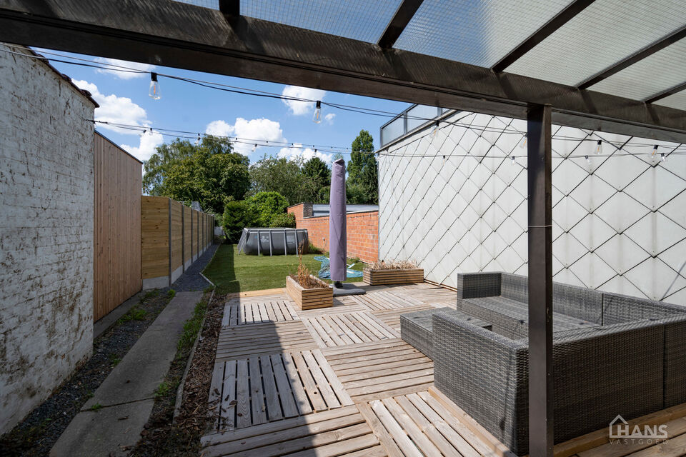 Deze instapklare woning omvat: Inkomhal; apart toilet; leefruimte; volledig ge&iuml;nstalleerde keuken met kasten, kookplaat, vaatwasser, oven, koelkast en diepvriezer; dressing; 2 slaapkamers; badkamer met aansluiting voor wasmachine en droogkast; tuin met t