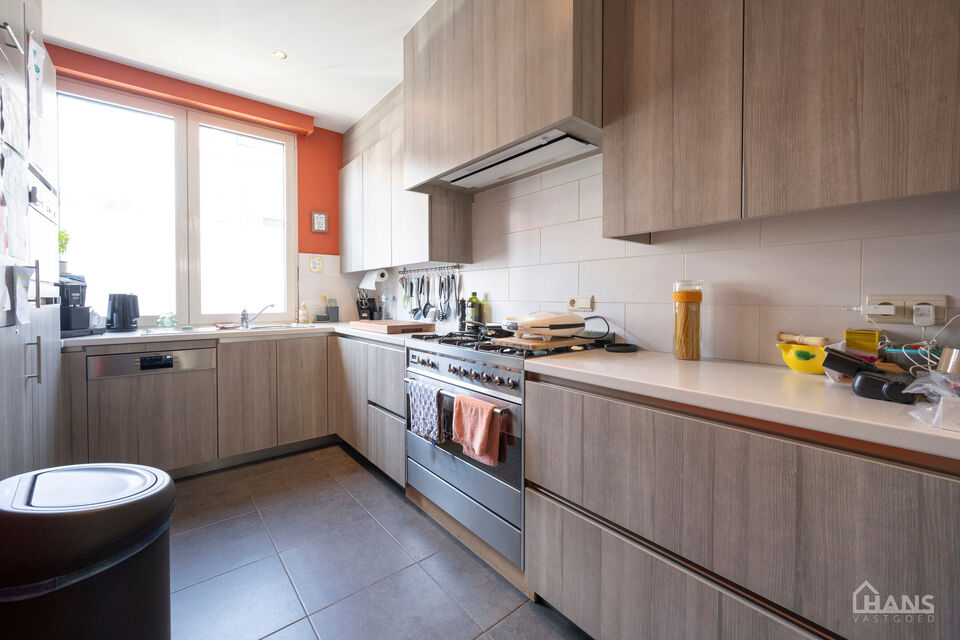 Deze instapklare woning omvat: Inkomhal; apart toilet; leefruimte; volledig ge&iuml;nstalleerde keuken met kasten, kookplaat, vaatwasser, oven, koelkast en diepvriezer; dressing; 2 slaapkamers; badkamer met aansluiting voor wasmachine en droogkast; tuin met t