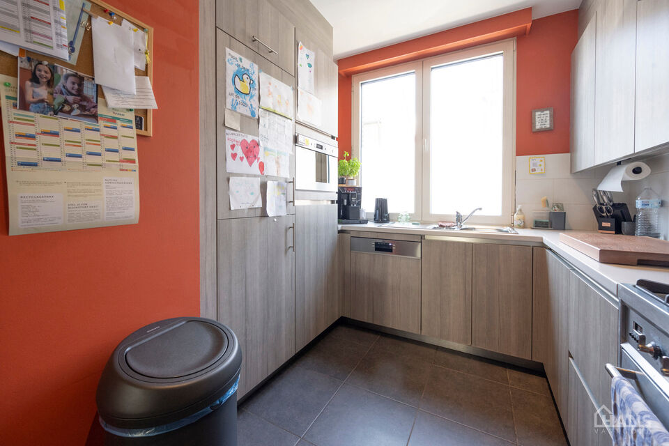 Deze instapklare woning omvat: Inkomhal; apart toilet; leefruimte; volledig ge&iuml;nstalleerde keuken met kasten, kookplaat, vaatwasser, oven, koelkast en diepvriezer; dressing; 2 slaapkamers; badkamer met aansluiting voor wasmachine en droogkast; tuin met t