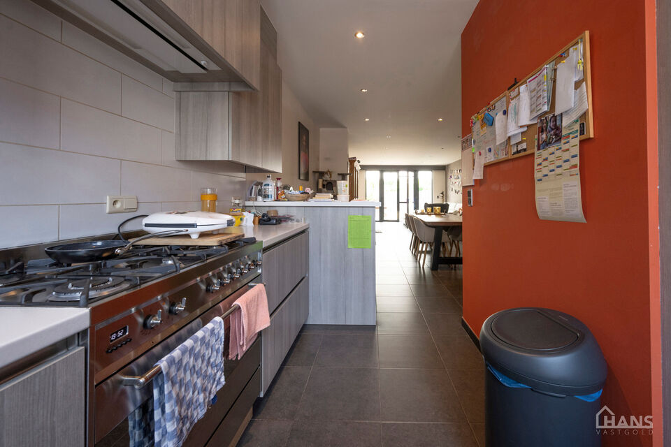 Deze instapklare woning omvat: Inkomhal; apart toilet; leefruimte; volledig ge&iuml;nstalleerde keuken met kasten, kookplaat, vaatwasser, oven, koelkast en diepvriezer; dressing; 2 slaapkamers; badkamer met aansluiting voor wasmachine en droogkast; tuin met t