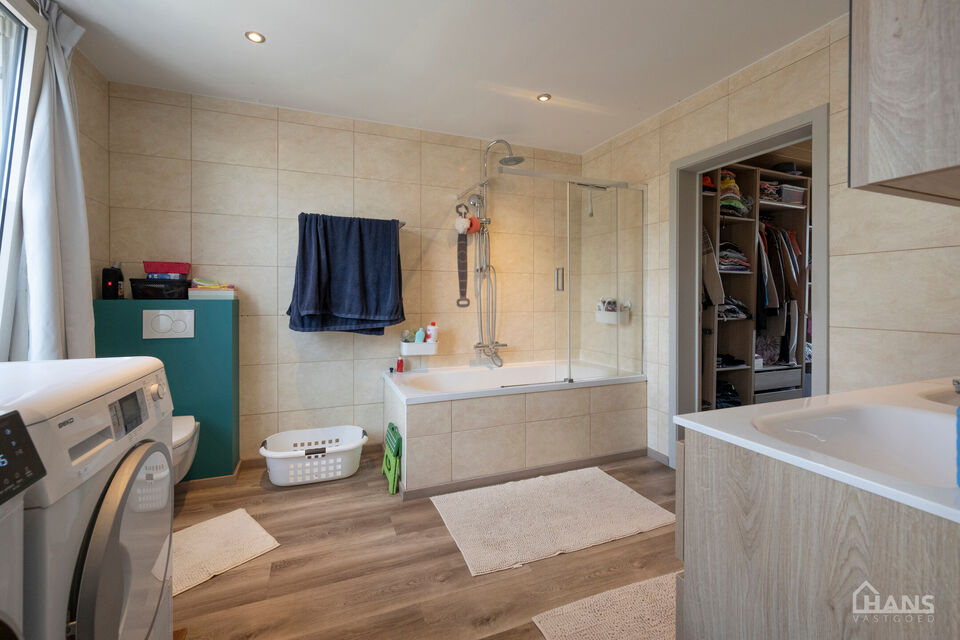 Deze instapklare woning omvat: Inkomhal; apart toilet; leefruimte; volledig ge&iuml;nstalleerde keuken met kasten, kookplaat, vaatwasser, oven, koelkast en diepvriezer; dressing; 2 slaapkamers; badkamer met aansluiting voor wasmachine en droogkast; tuin met t