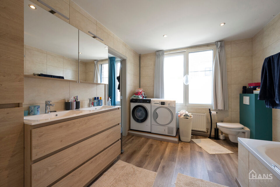 Deze instapklare woning omvat: Inkomhal; apart toilet; leefruimte; volledig ge&iuml;nstalleerde keuken met kasten, kookplaat, vaatwasser, oven, koelkast en diepvriezer; dressing; 2 slaapkamers; badkamer met aansluiting voor wasmachine en droogkast; tuin met t