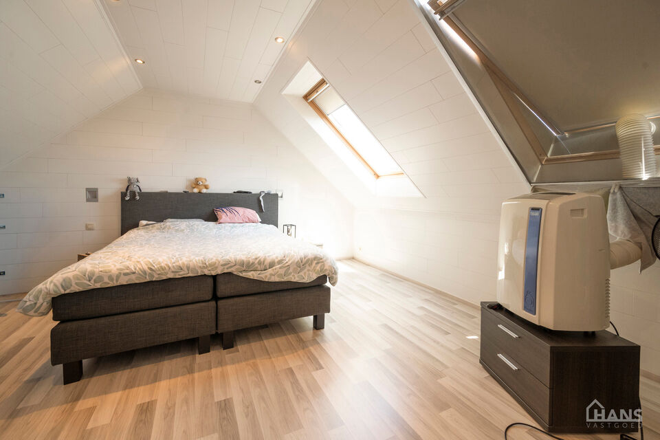 Deze instapklare woning omvat: Inkomhal; apart toilet; leefruimte; volledig ge&iuml;nstalleerde keuken met kasten, kookplaat, vaatwasser, oven, koelkast en diepvriezer; dressing; 2 slaapkamers; badkamer met aansluiting voor wasmachine en droogkast; tuin met t