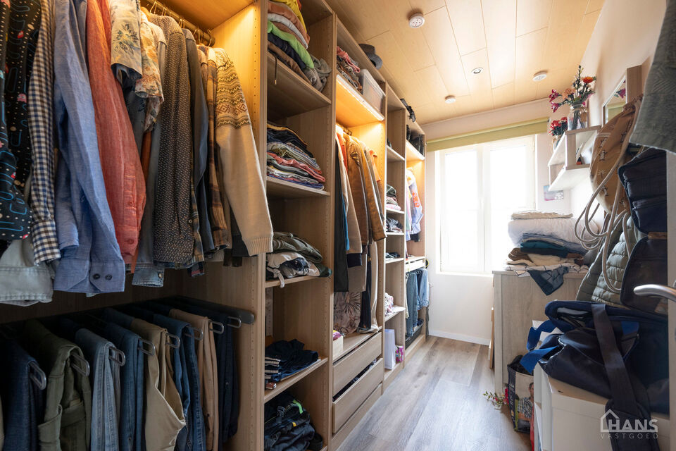 Deze instapklare woning omvat: Inkomhal; apart toilet; leefruimte; volledig ge&iuml;nstalleerde keuken met kasten, kookplaat, vaatwasser, oven, koelkast en diepvriezer; dressing; 2 slaapkamers; badkamer met aansluiting voor wasmachine en droogkast; tuin met t