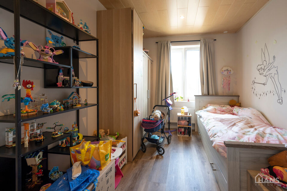 Deze instapklare woning omvat: Inkomhal; apart toilet; leefruimte; volledig ge&iuml;nstalleerde keuken met kasten, kookplaat, vaatwasser, oven, koelkast en diepvriezer; dressing; 2 slaapkamers; badkamer met aansluiting voor wasmachine en droogkast; tuin met t