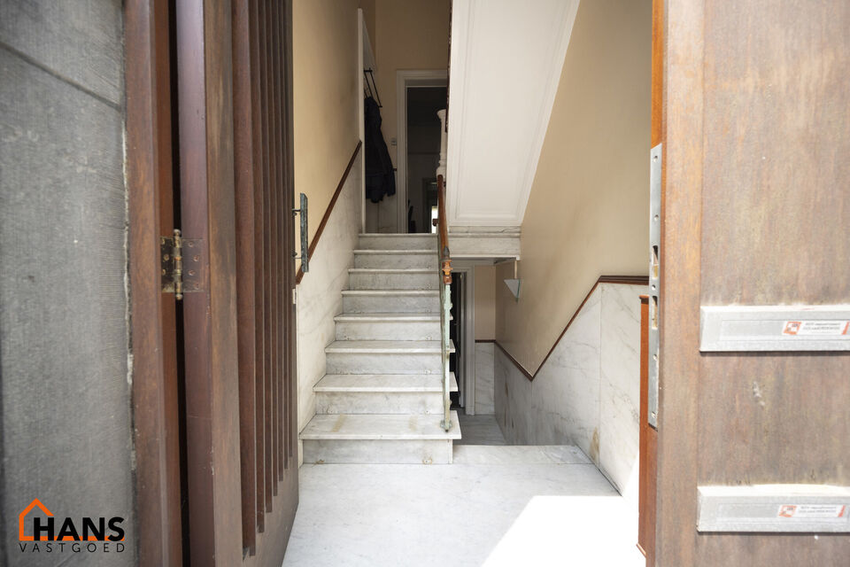 Deze te renoveren woning ligt in het hartje van dé Stad Antwerpen vlakbij het Marnixplein.  De mogelijkheden om deze woning tot een parel te creëren mag u niet laten voorbij gaan. Het staat bekend dat alles op A-locatie een serieuze meerwaarde zal zijn 
