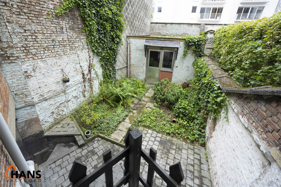 Deze te renoveren woning ligt in het hartje van dé Stad Antwerpen vlakbij het Marnixplein.  De mogelijkheden om deze woning tot een parel te creëren mag u niet laten voorbij gaan. Het staat bekend dat alles op A-locatie een serieuze meerwaarde zal zijn 