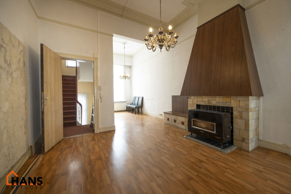 Deze te renoveren woning ligt in het hartje van dé Stad Antwerpen vlakbij het Marnixplein.  De mogelijkheden om deze woning tot een parel te creëren mag u niet laten voorbij gaan. Het staat bekend dat alles op A-locatie een serieuze meerwaarde zal zijn 