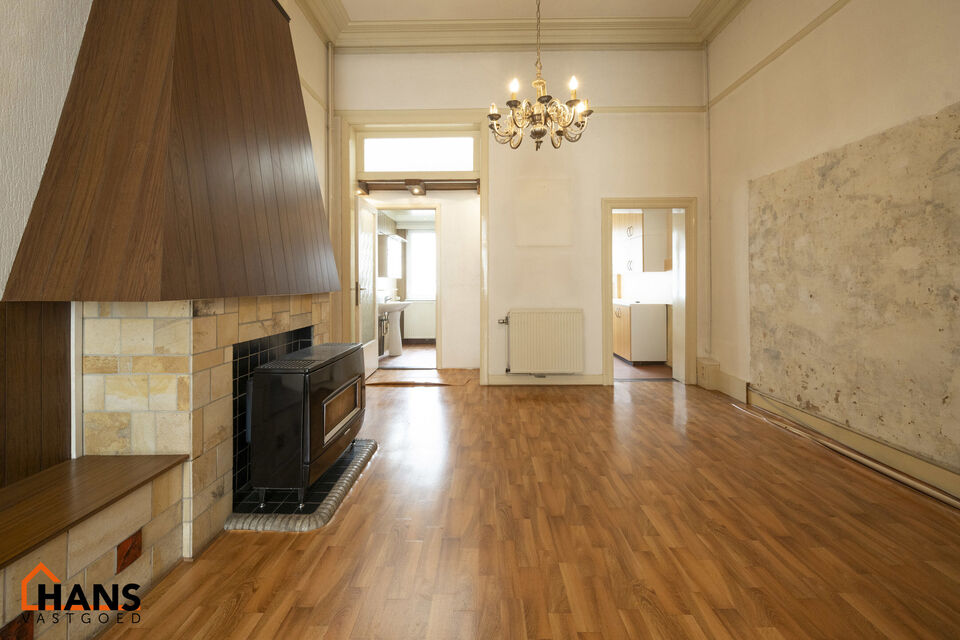 Deze te renoveren woning ligt in het hartje van dé Stad Antwerpen vlakbij het Marnixplein.  De mogelijkheden om deze woning tot een parel te creëren mag u niet laten voorbij gaan. Het staat bekend dat alles op A-locatie een serieuze meerwaarde zal zijn 