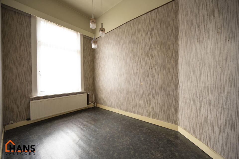 Deze te renoveren woning ligt in het hartje van dé Stad Antwerpen vlakbij het Marnixplein.  De mogelijkheden om deze woning tot een parel te creëren mag u niet laten voorbij gaan. Het staat bekend dat alles op A-locatie een serieuze meerwaarde zal zijn 