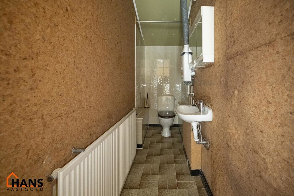 Deze te renoveren woning ligt in het hartje van dé Stad Antwerpen vlakbij het Marnixplein.  De mogelijkheden om deze woning tot een parel te creëren mag u niet laten voorbij gaan. Het staat bekend dat alles op A-locatie een serieuze meerwaarde zal zijn 