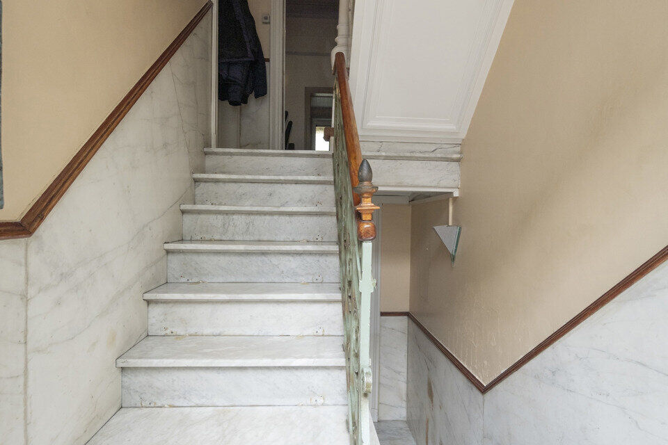 Deze te renoveren woning ligt in het hartje van dé Stad Antwerpen vlakbij het Marnixplein.  De mogelijkheden om deze woning tot een parel te creëren mag u niet laten voorbij gaan. Het staat bekend dat alles op A-locatie een serieuze meerwaarde zal zijn 