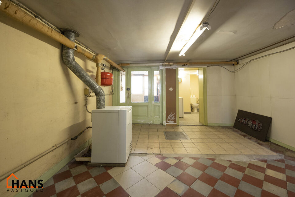 Deze te renoveren woning ligt in het hartje van dé Stad Antwerpen vlakbij het Marnixplein.  De mogelijkheden om deze woning tot een parel te creëren mag u niet laten voorbij gaan. Het staat bekend dat alles op A-locatie een serieuze meerwaarde zal zijn 