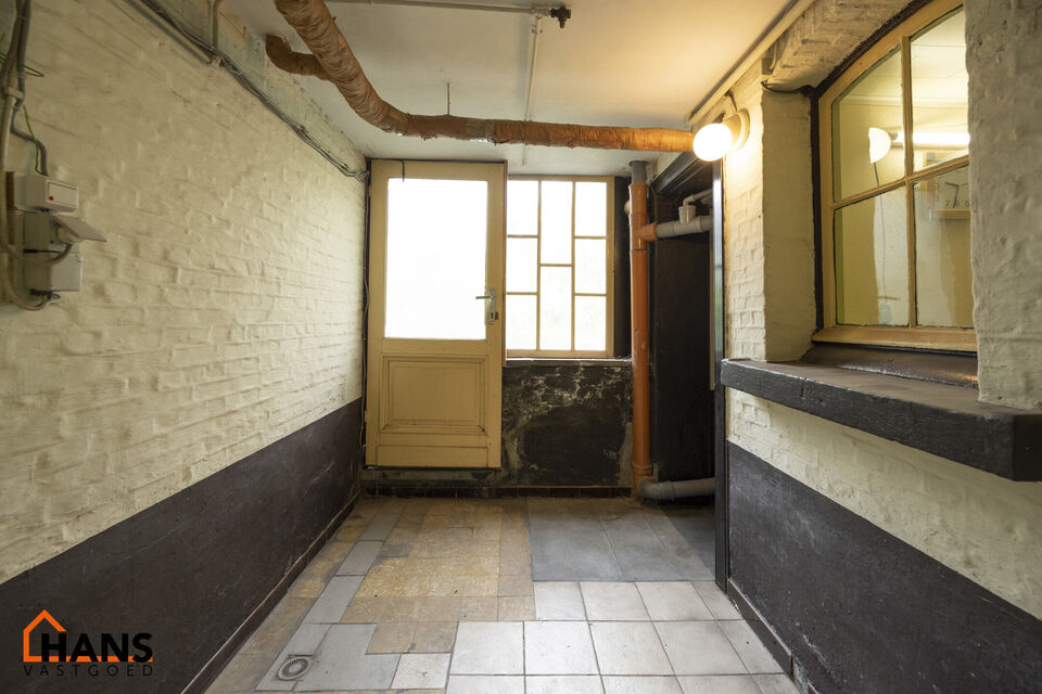 Deze te renoveren woning ligt in het hartje van dé Stad Antwerpen vlakbij het Marnixplein.  De mogelijkheden om deze woning tot een parel te creëren mag u niet laten voorbij gaan. Het staat bekend dat alles op A-locatie een serieuze meerwaarde zal zijn 