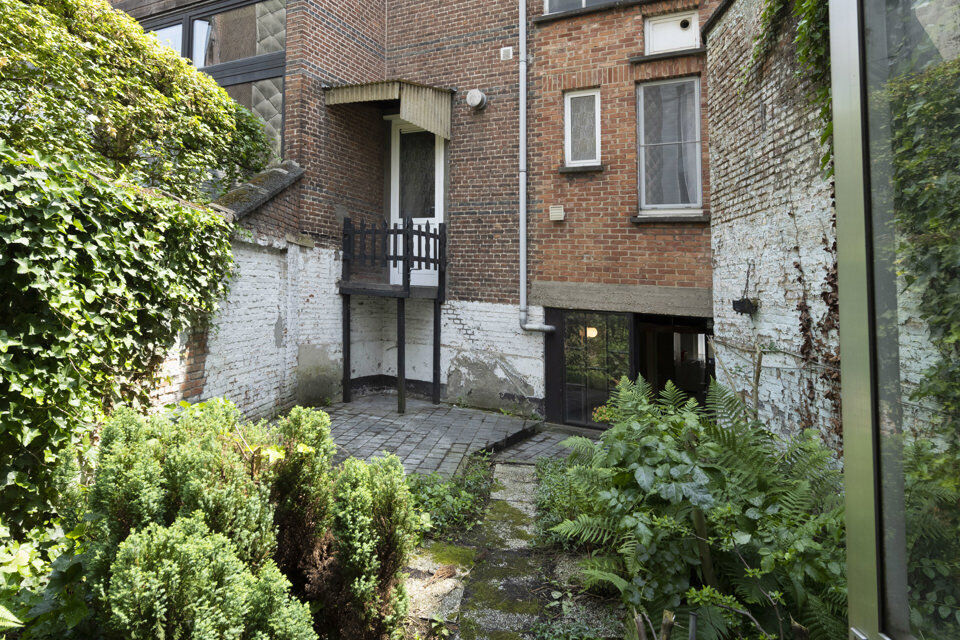 Deze te renoveren woning ligt in het hartje van dé Stad Antwerpen vlakbij het Marnixplein.  De mogelijkheden om deze woning tot een parel te creëren mag u niet laten voorbij gaan. Het staat bekend dat alles op A-locatie een serieuze meerwaarde zal zijn 