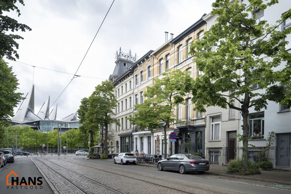 Deze te renoveren woning ligt in het hartje van dé Stad Antwerpen vlakbij het Marnixplein.  De mogelijkheden om deze woning tot een parel te creëren mag u niet laten voorbij gaan. Het staat bekend dat alles op A-locatie een serieuze meerwaarde zal zijn 