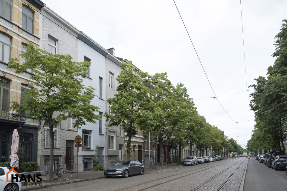 Deze te renoveren woning ligt in het hartje van dé Stad Antwerpen vlakbij het Marnixplein.  De mogelijkheden om deze woning tot een parel te creëren mag u niet laten voorbij gaan. Het staat bekend dat alles op A-locatie een serieuze meerwaarde zal zijn 