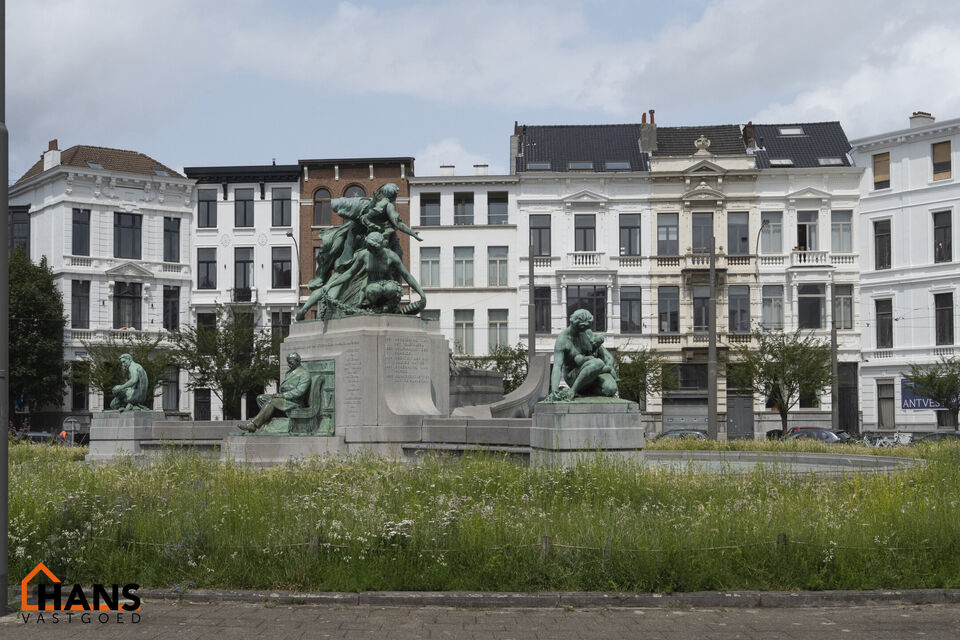 Deze te renoveren woning ligt in het hartje van dé Stad Antwerpen vlakbij het Marnixplein.  De mogelijkheden om deze woning tot een parel te creëren mag u niet laten voorbij gaan. Het staat bekend dat alles op A-locatie een serieuze meerwaarde zal zijn 